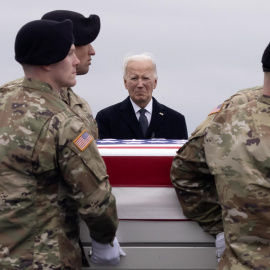 El presidente de EEUU, Joe Biden, recibe los cuerpos de los tres militares estadounidenses fallecidos en Jordania.