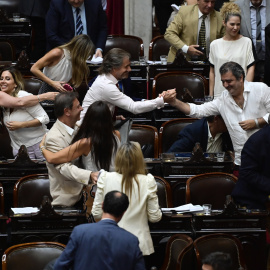 3/2/24 - Diputados argentinos se felicitan tras la aprobación en general de la ley ómnibus, impulsada por el Gobierno de Javier Milei, este viernes  en Buenos Aires.