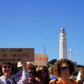 Varias personas protestando contra  la apertura de un restaurante en el faro de Trafalgar