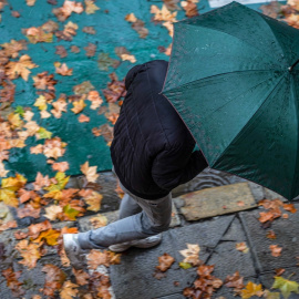 2/3/22-Ciudadanos con paraguas por las calles en un día de lluvias intensas y persistente en la capital andaluza, a 22 de diciembre 2021 en Sevilla (Andalucía).