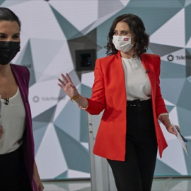 La candidata de Vox a la Presidencia de la Comunidad de Madrid, Rocío Monasterio (i), y la candidata del PP a la Presidencia de la Comunidad de Madrid, Isabel Díaz Ayuso, salen tras el primer debate electoral previo a los comicios a la Asamblea de Madri