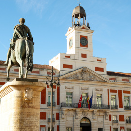 Las banderas madrileña, española y de la UE ondean a media asta en la fachada de la Real Casa de Correos, sede del Gobierno regional, como muestra de luto por el fallecimiento de la reina Isabel II de Inglaterra ceca de la estatua de Carlos III este vie