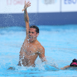 Los nadadores Emma García y Dennis González en la final del campeonato de Europa, en Belgrado, Serbia, a 12 de junio de 2024.