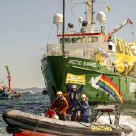 Cientos de barcos reciben al 'Artic Sunrise' de Greenpeace en Arousa en defensa del mar y contra la planta de celulosa de Altri