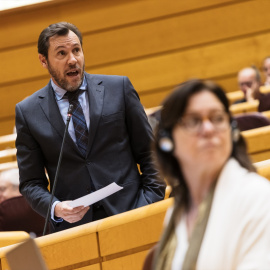 El Ministro de Transportes y Movilidad Sostenible, Óscar Puente, en una sesión plenaria en el Senado.