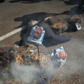 26/02/2024 - Los agricultores queman dos muñecos con las caras de Sánchez y Luis Planas.