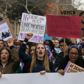 Un grup de dones a la capçalera de la manifestació feminista del 8 de març de 2018.