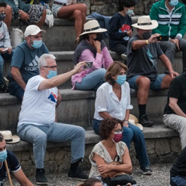 El exjuez Baltasar Garzón y la fiscal general del Estado, Dolores Delgado, en las fiestas de la Rapa das Bestas de Saucedo, en A Estrada, a 28 de agosto de 2021, en Pontevedra,