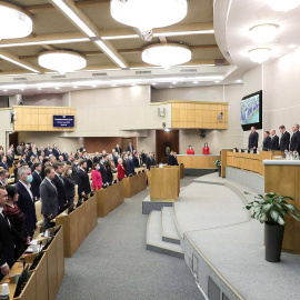 Los diputados rusos asisten a la sesión de la Duma donde se han endurecido las sanciones por difundir información falsa sobre las Fuerzas Armadas este 4 de marzo de 2022.