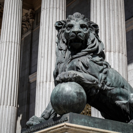 Uno de los emblemáticos leones que se encuentran delante de la fachada del Congreso de los Diputados en la Plaza de las Cortes de Madrid, a 5 de septiembre de 2019.