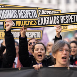 26/2/24 - Varias personas sujetan carteles durante una manifestación por el 25N, a 25 de noviembre de 2023, en Madrid (España).