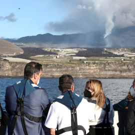 El presidente del Gobierno, Pedro Sánchez, visita este viernes 19 de noviembre de 2021 la zona costera afectada por las coladas del volcán de Cumbre Vieja, en la isla de La Palma.