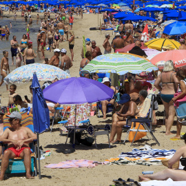 Vista general de la playa de Levante de Benidorm adonde ha acudido un gran número de personas durante este miércoles en el que habrá un aumento generalizado de las temperaturas y cielos despejados según la Agencia Estatal de Meteorología (Aemet).