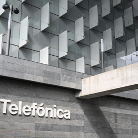 el logo de Telefónica en su sede corporativa en la zona norte de Madrid.