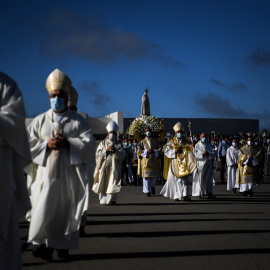 Una estatua de Nuestra Señora Fátima se lleva durante una ceremonia que marca la última peregrinación del año en el santuario de Fátima en el centro de Portugal, celebrada bajo estrictas reglas de distanciamiento social debido a la pandemia de coron