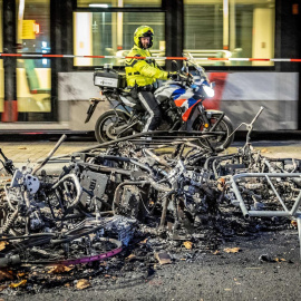 Un policía observa parte de los daños causado tras una protesta en la ciudad portuaria de Róterdam contra las restricciones aplicadas por el Gobierno para frenar los contagios en Países Bajos.