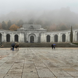 La niebla ha cubierto la cruz del Valle de los Caídos durante el 20N.