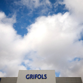 El logo de la farmacéutica Grifols en sus instalaciones en Parets del Vallès, al norte de Barcelona. REUTERS/Albert Gea