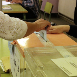 Imatge d'arxiu d'un elector votant a l'Escola de Pardinyes, a Lleida.