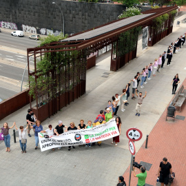 Imatge aèria de la cadena humana per reclamar la connexió de les Trinitats a Barcelona.