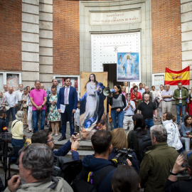 Varias personas durante la concentración para rezar colectivamente el rosario, a 8 de junio de 2024, en Madrid