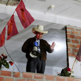 El candidato a la presidencia de Perú Pedro Castillo saluda a sus seguidores en Tacabamba. REUTERS/Alessandro Cinque