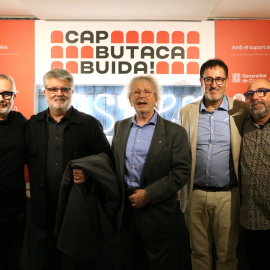 Els còmics Fel Faixedas i Carles Xuriguera flanquegen el periodista Xavier Grasset, l'editor de 'Time Out', Eduard Voltas, i el vicepresident d'ADETCA, Toni Albadalejo, en l'inici del "compte enrere" de 'Cap Butaca Buida'