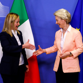 La primera ministra italiana, Giorgia Meloni, y la presidenta de la Comisión Europea, Ursula von der Leyen, se dan la mano en la sede de la Comisión de la UE en Bruselas, Bélgica, este 3 de noviembre de 2022.