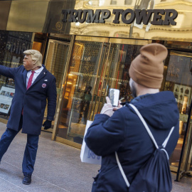 Un hombre disfrazado de Donald Trump frente a la Torre Trump, en Nueva York, a 16 de febrero de 2024.