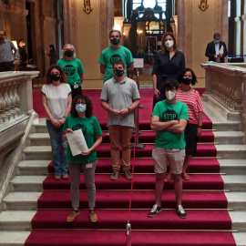 Els representants de la PAH al Parlament conjuntament amb els diputats Pau Morales (ERC), Glòria Freixa (JxCat), Montserrat Vinyets (CUP) i Susanna Segovia (En Comú Podem), els grups parlamentaris que donaran suport a la nova llei d'habitatge.