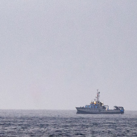 En la imagen, el buque "Ángeles Alvariño" fotografiado este lunes frente a la bahía del puerto de Santa Cruz de Tenerife, donde continúa la búsqueda de las niñas Anna y Olivia.