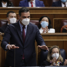 09/03/2022.- El presidente del Gobierno, Pedro Sánchez (i) y la vicepresidenta primera y ministra de Economía, Nadia Calviño (d) durante la sesión de control al ejecutivo este miércoles en el Congreso donde defiende las actuaciones del Gobierno en el