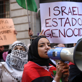 Varias personas durante la manifestación en apoyo a Palestina, el 17 de febrero de 2024, en Madrid (España).