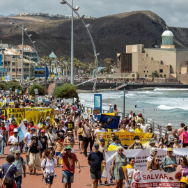 Decenas de personas protestan con carteles durante una manifestación contra el modelo turístico, a 20 de abril de 2024, en Las Palmas de Gran Canaria.