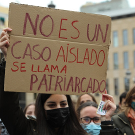 Una mujer sostiene una pancarta donde se lee la frase "No es un caso aislado, se llama patriarcado", en una manifestación contra la sumisión química, a 20 de noviembre de 2021, en Madrid.