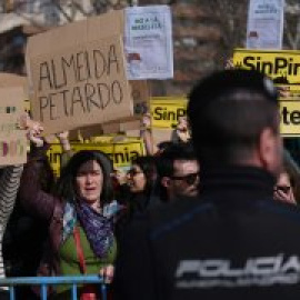 Cientos de personas se manifiestan contra la mascletá en Madrid Río