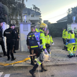 Equipo de Emergencias y Policía Nacional, en las inmediaciones de la residencia afectada en Aravaca (Madrid).