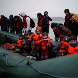 24/11/2021Un grupo de más de 40 migrantes con niños se suben a un bote inflable, al salir de la costa del norte de Francia para cruzar el Canal de la Mancha.