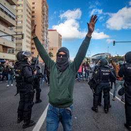 Los trabajadores del sector del metal se manifiestan por las calles de Cádiz este martes 23 de noviembre de 2021.