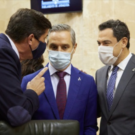 El vicepresidente de la Junta de Andalucía, Juan Marín, (i) el consejero de Hacienda y Financiación Europea, Juan Bravo (2d) y el presidente de la Junta de Andalucía, Juanma Moreno, (d) hablan durante el Debate de Presupuesto de la Junta de Andalucía