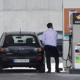 09/03/2022. Un hombre reposta combustible en una gasolinera, a 24/02/2022.