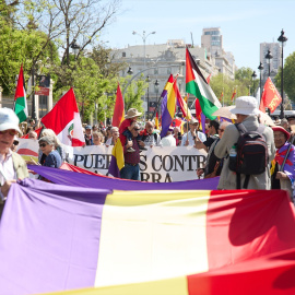 Manifestantes con banderas durante una protesta por la Tercera República, a 14 de abril de 2024, en Madrid.