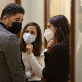 23/02/2022.- El portavoz parlamentario de ERC, Gabriel Rufián, la ministra de Derechos Sociales, Ione Belarra, y la ministra de Igualdad, Irene Montero, conversan en una sesión plenaria. Eduardo Parra / Europa Press