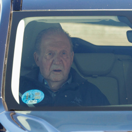 El rey emérito Juan Carlos I a su llegada al aeropuerto de Peinador, en Vigo, a 12 de junio de 2024.