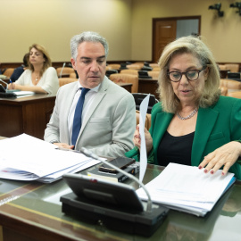 El diputado del PP Elías Bendodo y la vocal de la comisión, Macarena Montesinos, durante la Comisión de Investigación por el ‘caso Koldo’, en el Congreso de los Diputados, a 16 de abril de 2024, en Madrid (España).