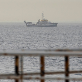 El buque del Instituto Español de Oceanografía (IEO) Ángeles Alvariño sigue rastreando con un sonar este jueves los fondos marinos de la costa de Santa Cruz de Tenerife en busca de pistas sobre el paradero de las niñas Anna y Olivia, desaparecidas ju