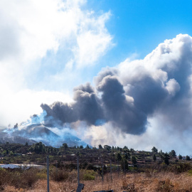 El volcán de Cumbre Vieja ha abierto este domingo nuevos focos de emisión de lava por la zona norte del cono volcánico