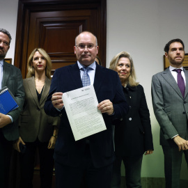 El portavoz del grupo popular en el Congreso, Miguel Tellado (c), posa junto a miembros de su grupo tras presentar en el Registro de la Cámara Baja la petición de dimisión de la presidenta del Congreso, Francina Armengol, este 4 de marzo de 2024.