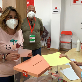 Susana Díaz posa mientras depositaba su voto en las primarias del PSOE andaluz.