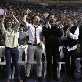 Los dirigentes de Podemos Irene Montero, Pablo Iglesias, Rafael Mayoral , Carlos Monedero y Diego Cañamero, en la segunda jornada de la Asamblea Ciudadana Estatal de Vistalegre II. EFE/Chema Moya